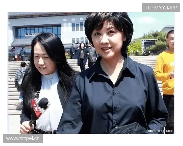 朱琳出场那刻，我还以为走错了派对，气场太反差了吧！