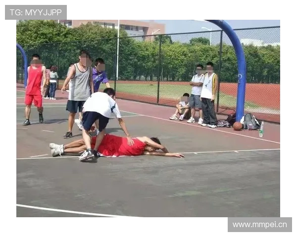阻挡犯规和带球撞人犯规的区别解析，带你清晰判断场上对抗尺度